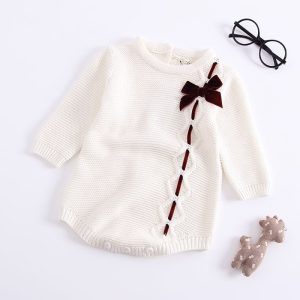Biały sweterek dziewczęcy dla niemowlaka