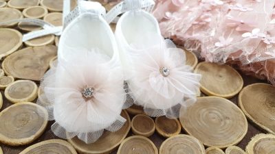 sukienka do chrztu biało różowa buty