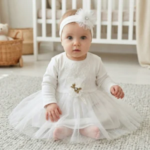 biała sukienka niemowlęca do chrztu z długim rękawem z ozdobnym kwiatkiem