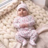 pajacyk w kwiaty dla dziewczynki z czapeczką