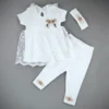 biała sukienka dla niemowlaka i legginsy