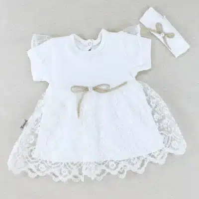 biała sukienka dla niemowlaka i legginsy