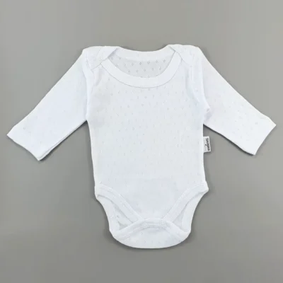 białe body ażurowe z długim rękawem, letnie ubranka dla niemowląt
