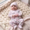 pajacyk w serduszka dla dziewczynki z czapeczką